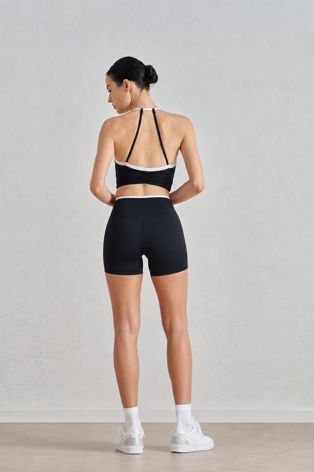 Eso Contrast Strap Sports Bra with Contrast Strap Shorts
